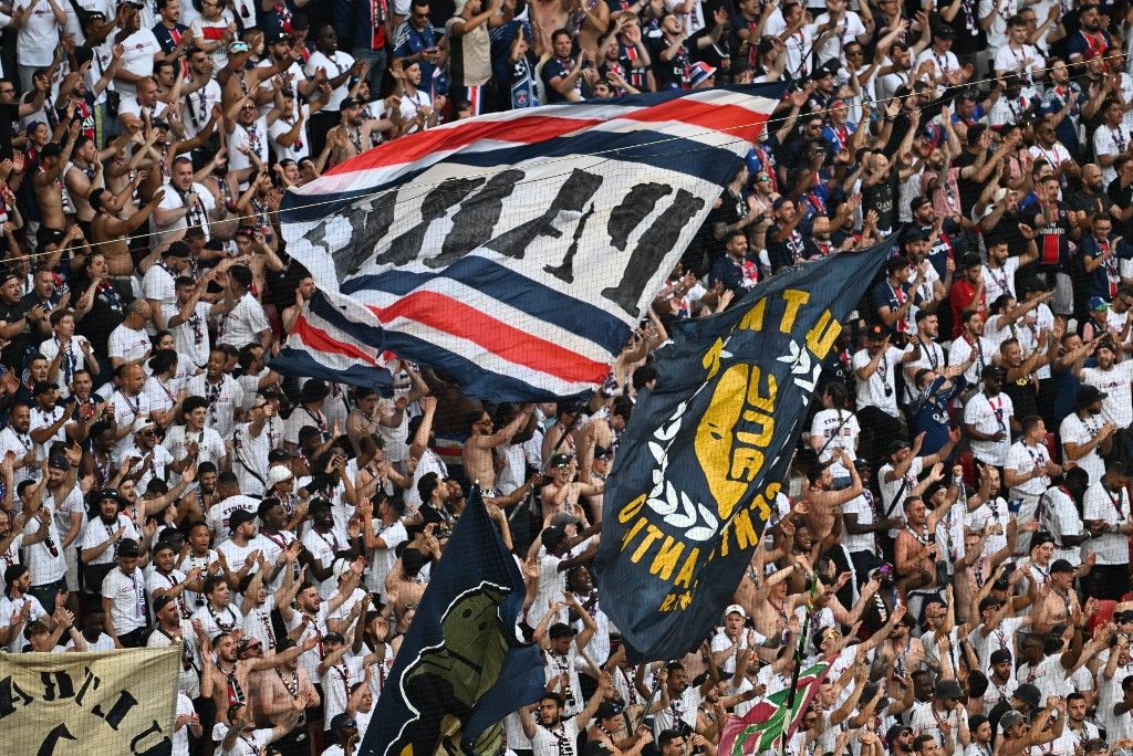 Bajnokok Ligája, BL, döntő, 2025, PSG, Inter, München, MUNICH, GERMANY - MAY 31: Paris Saint-Germain supporters cheer from the stands ahead of the UEFA Champions League final match between Paris Saint-Germain (PSG) and Inter at Munich Football Arena in Mu