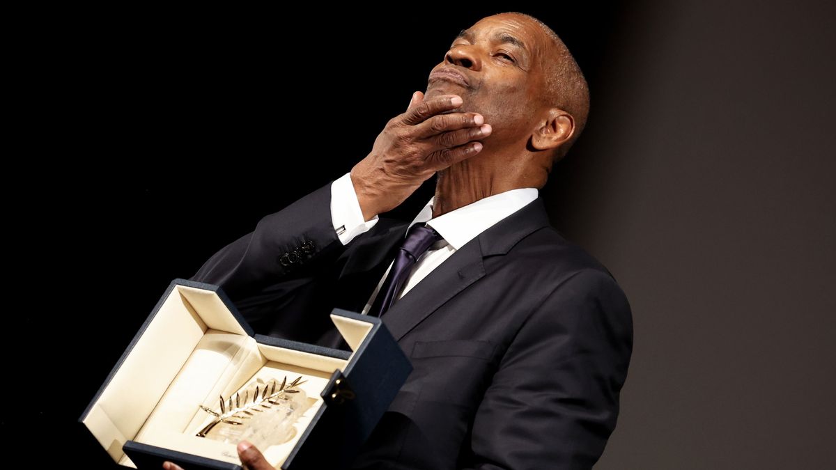 Cannes, 2025. május 19.
Denzel Washington amerikai színész az életművéért odaítélt tiszteletbeli Arany Pálmával a Highest 2 Lowest című film vetítése előtt a 78. Cannes-i Nemzetközi Filmfesztiválon 2025. május 19-én.
MTI/EPA/AFP pool/Valery Hache