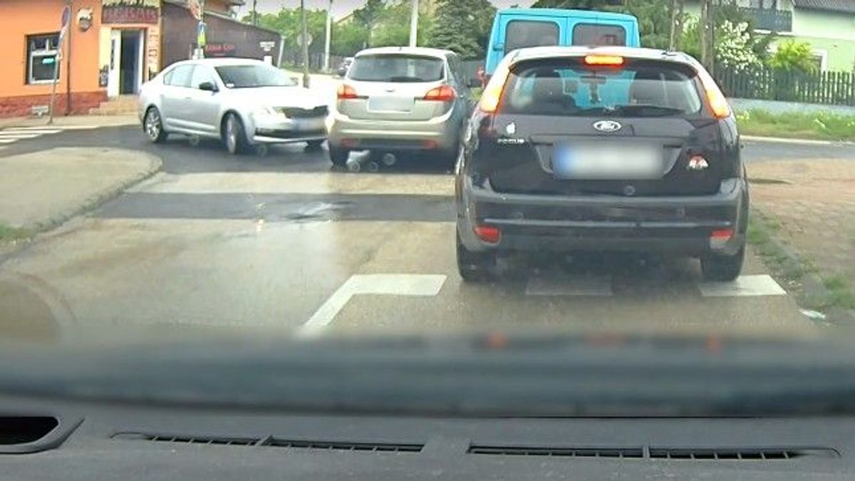 Nem bírta kivárni a sorát, majdnem balesetet okozott a türelmetlen kiás + videó