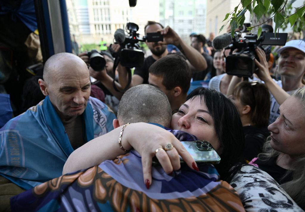 A woman hugs a freed Ukrainian POW upon his arrival after a prisoner exchange in the Chernygiv region on May 23, 2025, amid the Russian invasion of Ukraine. Ukraine and Russia began a major prisoner exchange on May 23, 2025, which if completed would be the biggest swap since Moscow invaded more than three years ago. Both sides received 390 people in the first stage on May 23, and are expected to exchange 1,000 each in total under an agreement reached at direct talks in Istanbul the previous week. The process is set to last three days, Kyiv said. (Photo by Genya SAVILOV / AFP)