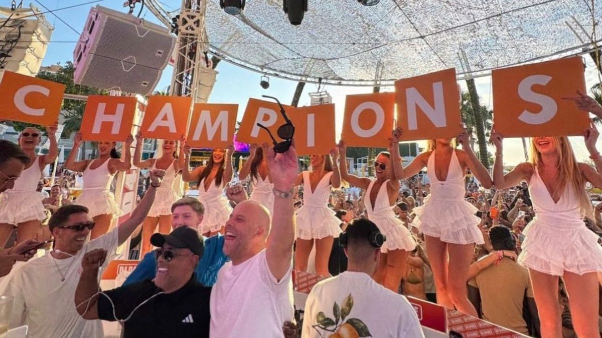 Amíg a Liverpool játékosai Dubajban pihentek, Arne Slot Ibizán lazított