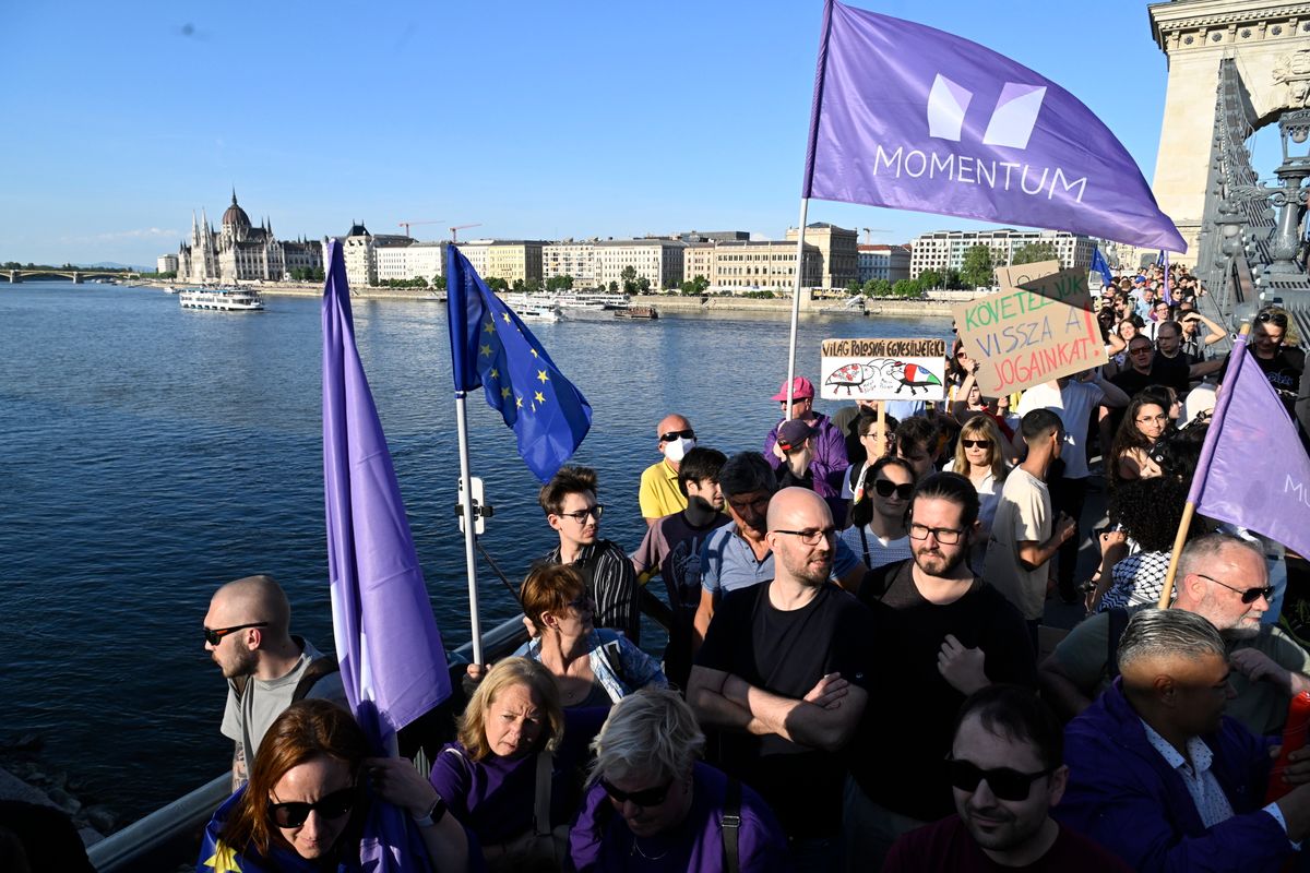 Budapest, 2025. május 1.
A Momentum politikusainak vezetésével a gyülekezési jogról szóló törvény módosításának visszavonásáért tartott Kossuth Lajos téri tüntetés résztvevőinek egy csoportja a Lánchídon 2025. május 1-jén.
MTI/Koszticsák Szilárd