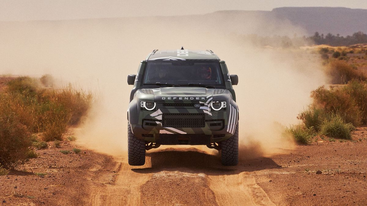 Raliautót faragnak a Land Rover Defenderből