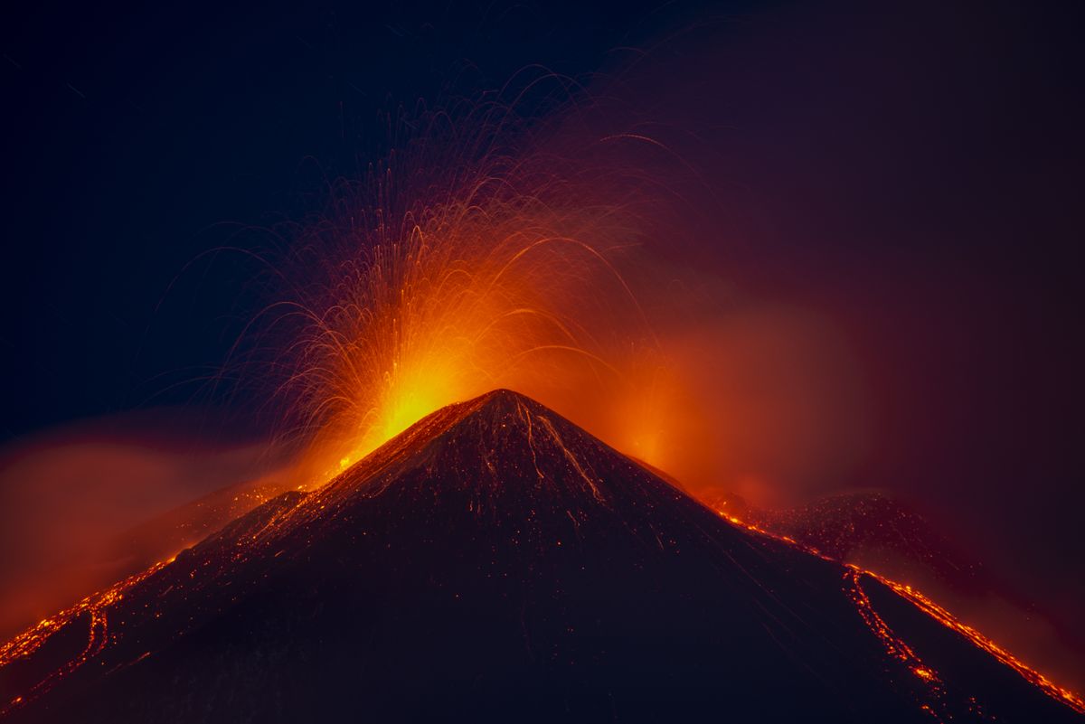 Hatalmas robbanás után két lávafolyam indult el az Etna kürtőjéből. Ez volt a vulkán 13. kitörése az elmúlt hónapokban.