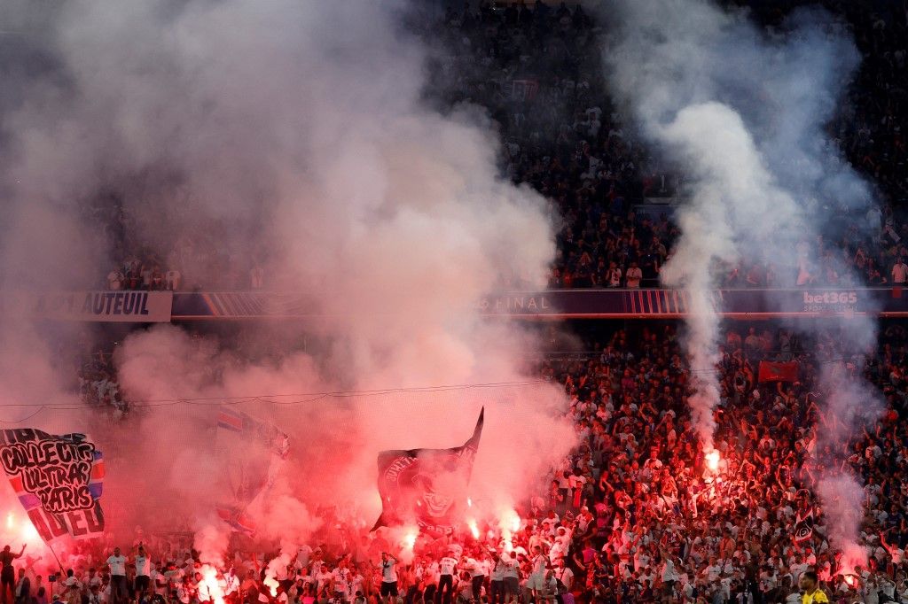 Bajnokok Ligája, BL, döntő, 2025, PSG, Inter, München, Bajnokok Ligája, BL, döntő, 2025, PSG, Inter, München, PSG fans light flares after their team scored the opening goal during the UEFA Champions League final football match between Paris Saint-Germain 