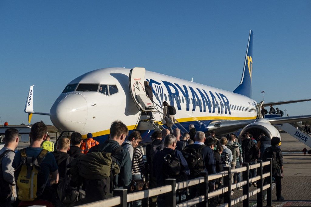 Hosszú sorok kígyóztak a londoni Stansted repülőtéren hajnalban