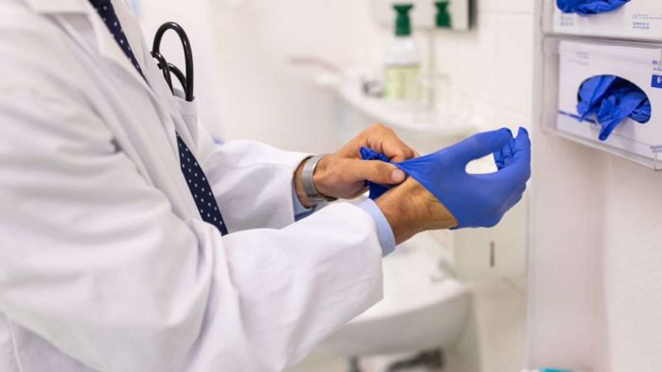 Doctor putting on protective gloves at a clinic (Photo: Getty Images/Luis Alvarez) 