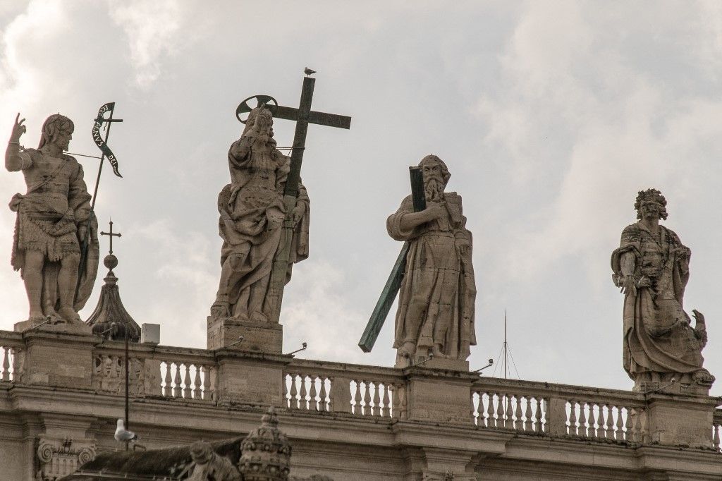 Tourists stand in St. Peter's Square in the rain in Vatican City, Vatican, on May 13, 2025. (Photo by Andrea Ronchini/NurPhoto) (Photo by Andrea Ronchini / NurPhoto / NurPhoto via AFP)