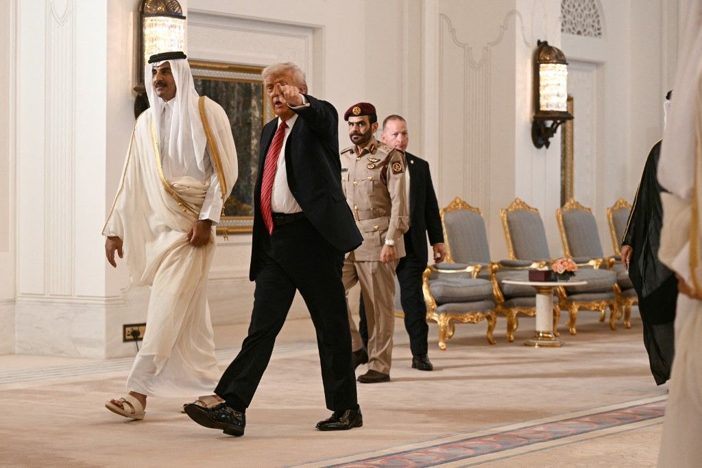Katar emírje, Tamim bin Hamad al-Thani sejk  és Donald Trump amerikai elnök érkezik az aláírási ceremóniára a királyi palotába