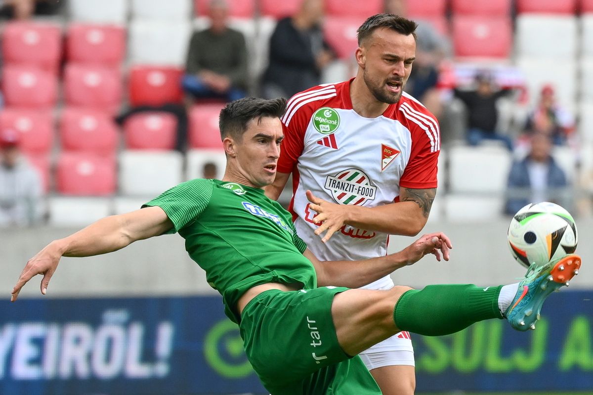 Debrecen, Paks, NB I, NB1, Debrecen, 2025. május 18.Henrik Rönnlöf Castegren (j), a Debrecen és Tóth Barna, a Paks játékosa a labdarúgó OTP Bank Liga 32. fordulójában játszott Debreceni VSC – Paksi FC mérkőzésen a debreceni Nagyerdei Stadionban 2025. május 18-án.MTI/Czeglédi Zsolt