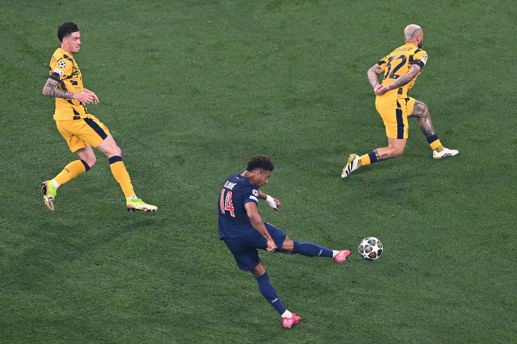 Bajnokok Ligája, BL, döntő, 2025, PSG, Inter, München, Paris Saint-Germain's French midfielder #14 Desire Doue shoots to score his team's second goal past Inter Milan's Italian defender #32 Federico Dimarco (R) during the UEFA Champions League final footb