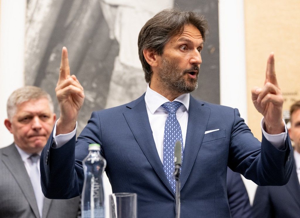 Robert Kalinak szlovák védelmi miniszter beszél a Robert Fico elleni merénylet évfordulóján tartott kihelyezett kormányülésen