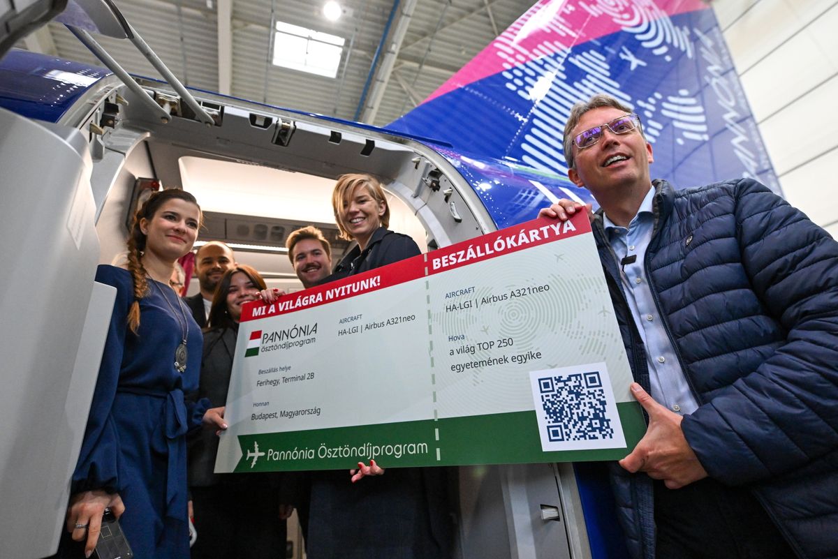 Budapest, 2025. május 5.
Hankó Balázs kultúráért és innovációért felelős miniszter (j) és Varga-Bajusz Veronika, a Kulturális és Innovációs Minisztérium felsőoktatásért, szak- és felnőttképzésért, fiatalokért felelős államtitkára a programban részt vevő diákok társaságában a Pannónia Ösztöndíjprogramról tartott sajtótájékoztatón a Liszt Ferenc Nemzetközi Repülőtéren 2025. május 5-én.
MTI/Illyés Tibor