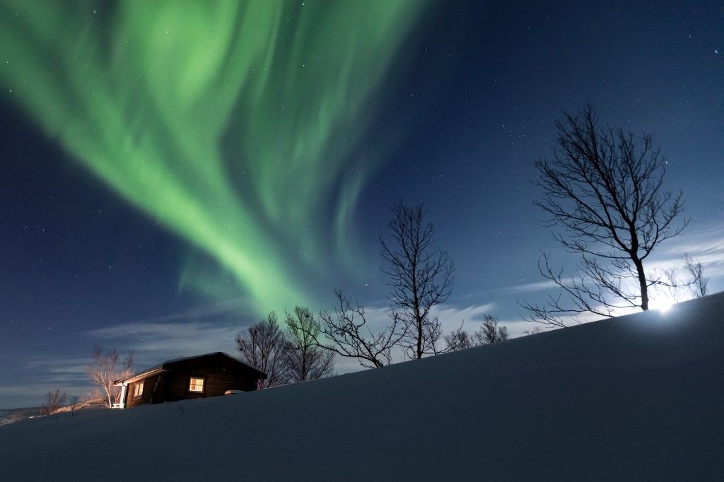 A wooden cabin is illuminated under green northern lights as the moon sets on the snowy plains of Finnmark Norway February 2 2019. The northern lights with a KP index of 3 were visible during a clear Arctic night near the horizon.
Une cabane en bois est eclairee sous des northern lights vertes tandis que la lune se couche sur les plaines enneigees du Finnmark Norvege le 2 fevrier 2019. Les northern lights avec un indice KP de 3 etaient visibles pendant une nuit claire dans l Arctique pres de l horizon. (Photo by Valentin Denyset / Hans Lucas / Hans Lucas via AFP)