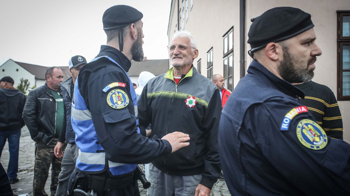 Román csendőrök védték Magyar Pétert az erdélyi magyaroktól + videó