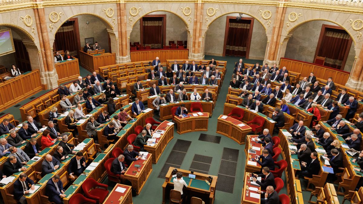 Nyugdíjszabályokról is tárgyal a parlament