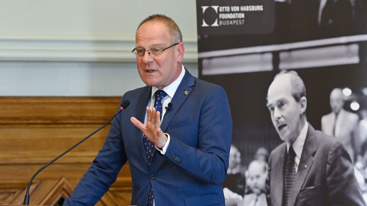 Navracsics Tibor elárulta, milyen politikai irány hasznos Magyarországnak