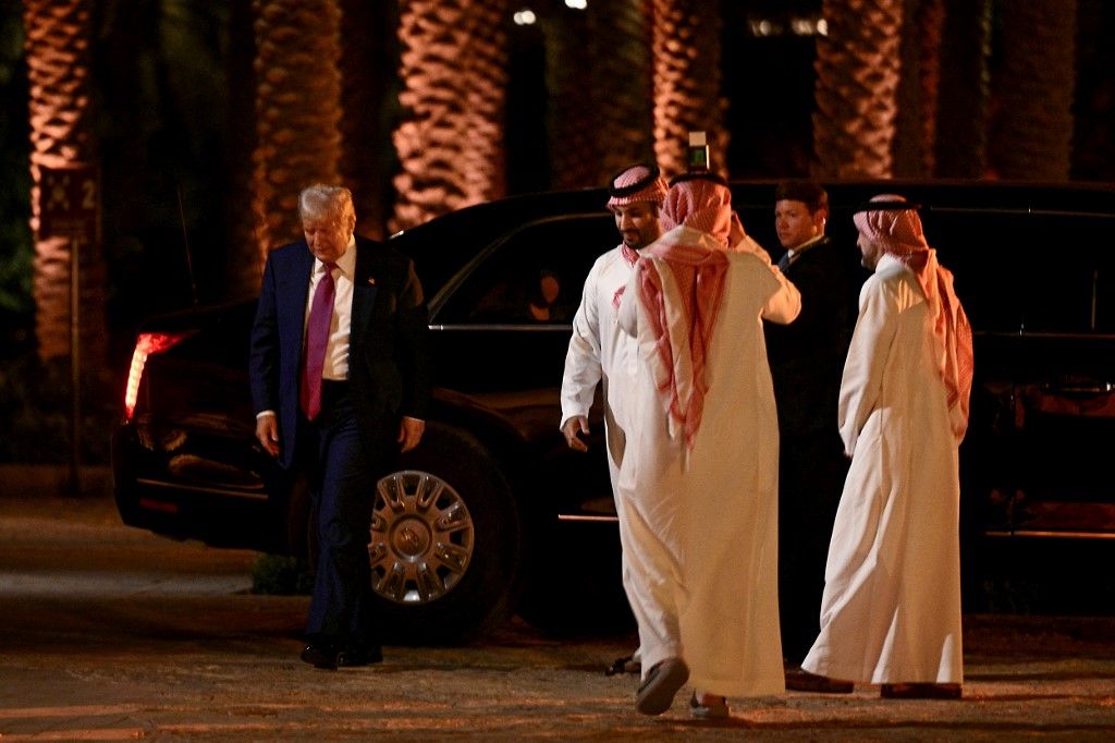 Donald Trump amerikai elnök és Mohammed bin Szalman szaúdi koronaherceg látogatásra érkezik a szaúdi főváros, Rijád külvárosában lévő Diriyah régi kerületébe 2025. május 13-án.