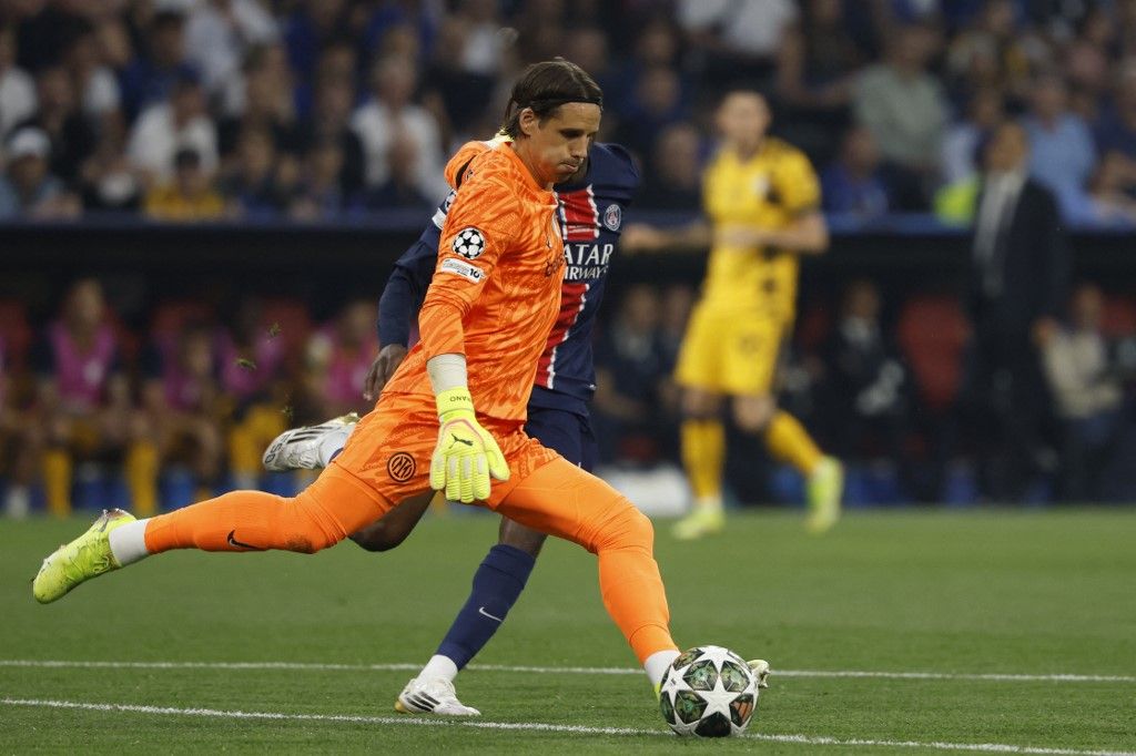 Bajnokok Ligája, BL, döntő, 2025, PSG, Inter, München, Inter Milan's Swiss goalkeeper #01 Yann Sommer stops a shot on goal by Paris Saint-Germain's French forward #10 Ousmane Dembele (back) during the UEFA Champions League final football match between Par