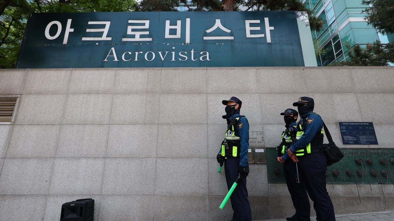 Rendőrök állnak őrt egy lakóház előtt, ahol a volt dél-koreai elnök rezidenciája található Szöulban (Fotó: AFP)