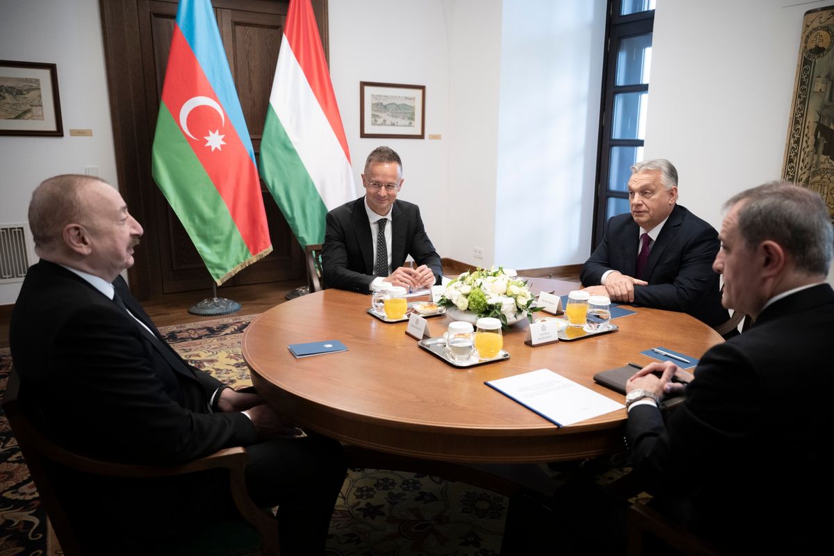 Budapest, 2025. május 20.
A Miniszterelnöki Kommunikációs Főosztály által közreadott képen Orbán Viktor miniszterelnök (j2) fogadja Ilham Alijev azeri elnököt (b) a Karmelita kolostorban 2025. május 20-án. A kormányfő mellett Szijjártó Péter külgazdasági és külügyminiszter (b2).
MTI/Miniszterelnöki Kommunikációs Főosztály/Benko Vivien Cher