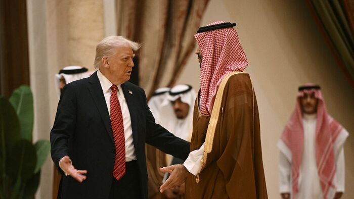 Donald Trump amerikai elnök beszél Mohammed bin Szalmán szaúdi koronaherceggel, mielőtt az Öböl-menti országok vezetőivel részt venne egy közös fotózáson a hat országot tömörítő Öböl-menti Együttműködési Tanács (GCC) találkozóján Rijádban