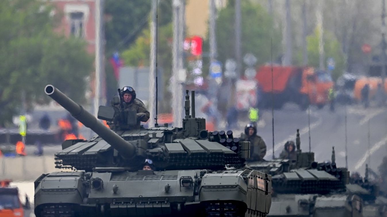 Orosz katonai járművek tartanak a Vörös térre a második világháborúban a náci Németország felett aratott győzelem 80. évfordulója alkalmából rendezett Győzelem napi katonai parádé főpróbáján (Fotó: AFP)