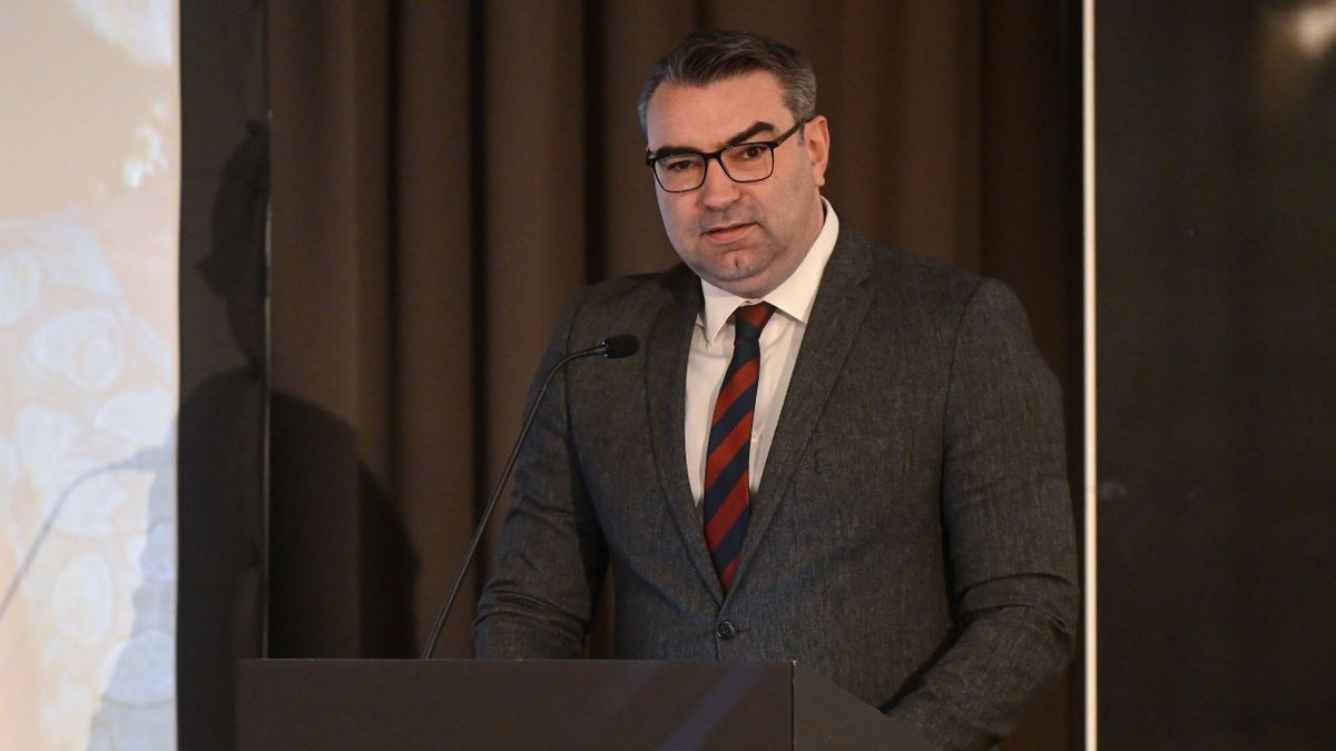 Budapest, 2025. január 17.
Ifj. Lomnici Zoltán alkotmányjogász, a CÖF-CÖKA szóvivője beszédet mond a Civil Összefogás Fórum - Civil Összefogás Közhasznú Alapítvány (CÖKA) ünnepségén, amelyen átadták a Szellemi Honvédő díjakat a margitszigeti Ensana Thermál Hotelben 2025. január 17-én.
MTI/Lakatos Péter