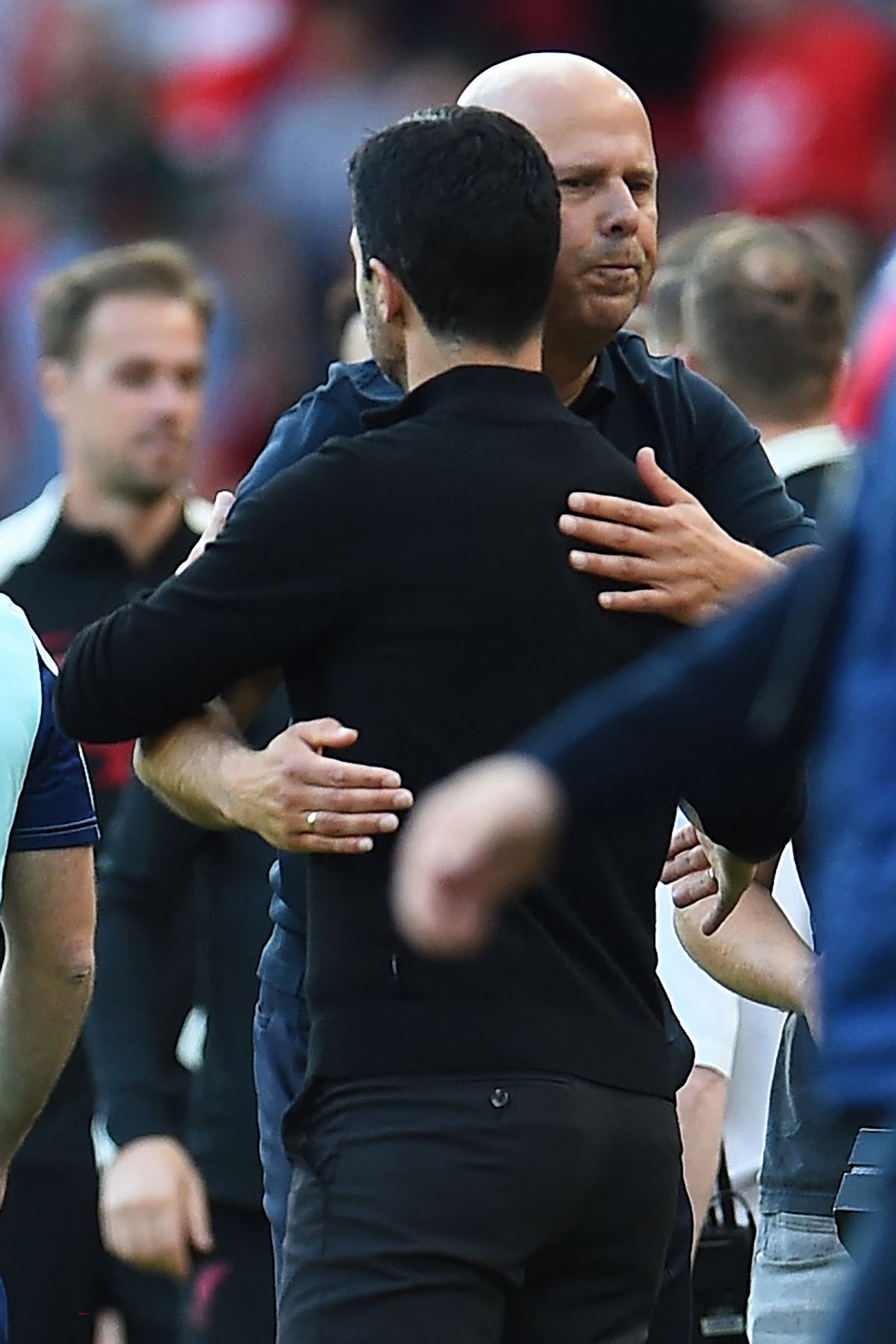 Arne Slot, a Liverpool és Mikel Arteta, az Arsenal vezetőedzője