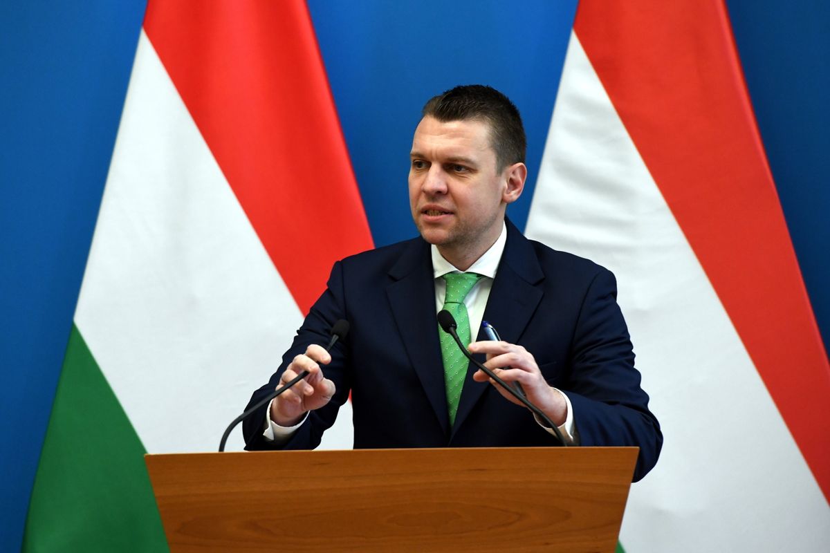 Budapest, 2025. február 27.
Menczer Tamás, Pest vármegye 2. számú választókerületének országgyűlési képviselője, a Fidesz-KDNP kommunikációs igazgatója beszél az Alpine biatorbágyi beruházásának bejelentésén a Külgazdasági és Külügyminisztériumban 2025. február 27-én. Az Alpine 21 milliárd forint értékű fejlesztést hajt végre, ehhez a kormány több mint 3 milliárd forintos vissza nem térítendő támogatást ad, ezzel száz új munkahely létesül.
MTI/Kovács Attila