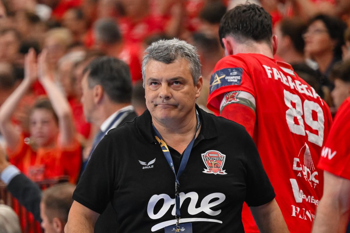 Veszprém, 2025. május 1.
Xavier Fuertes Pascual, a One Veszprém HC vezetőedzője a férfi kézilabda Bajnokok Ligája negyeddöntőjében, a One Veszprém HC - SC Magdeburg visszavágó mérkőzésen a Veszprém Arénában 2025. május 1-jén.
MTI/Vasvári Tamás