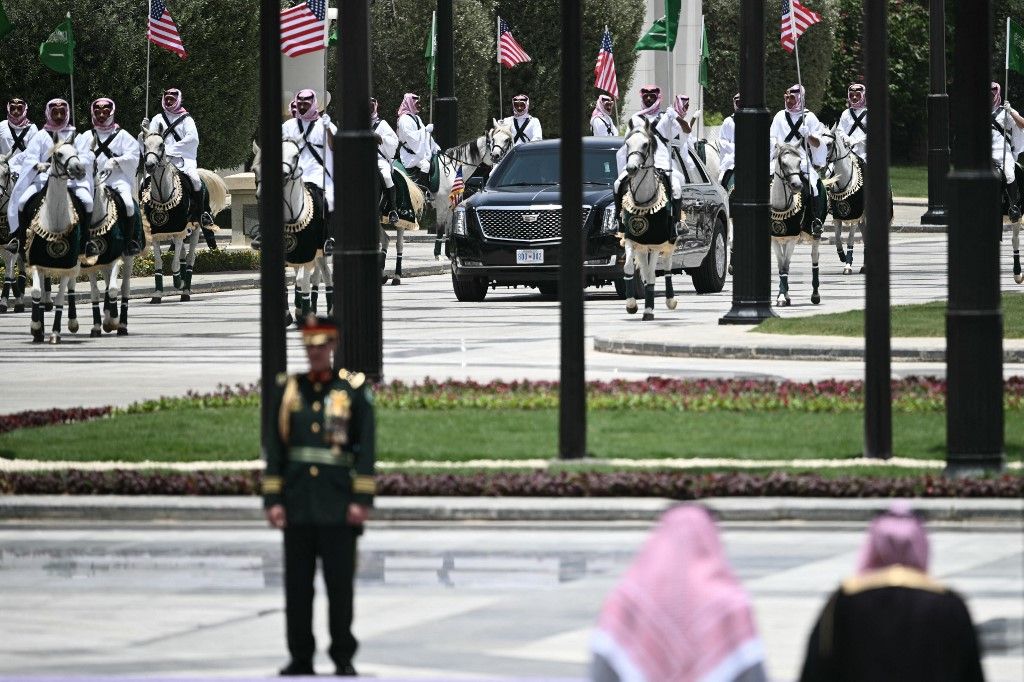 Az amerikai elnököt szállító konvoj érkezik a rijádi királyi udvarba 2025. május 13-án.