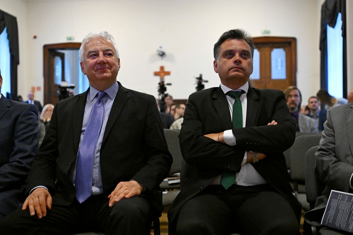 Budapest, 2025. május 6.
Semjén Zsolt miniszterelnök-helyettes, a Kereszténydemokrata Néppárt (KDNP) elnöke (b) és Latorcai Csaba, a KDNP ügyvezető alelnöke, a Közigazgatási és Területfejlesztési Minisztérium parlamenti államtitkára A kereszténydemokrata szellemiség a 20. században című konferencián Budapesten, a Párbeszéd Házában 2025. május 6-án.
MTI/Purger Tamás