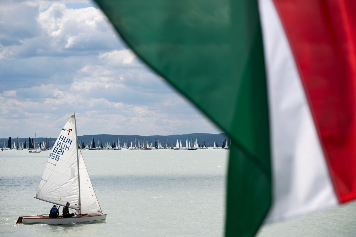 Balatonfüred, 2025. május 24.A Balatoni Évadnyitó Kékszalag Port Nagydíjon versenyző hajók Balatonfüred közelében 2025. május 24-én. A versennyel megkezdődött a 90. balatoni vitorlásszezon.MTI/Bodnár Boglárka