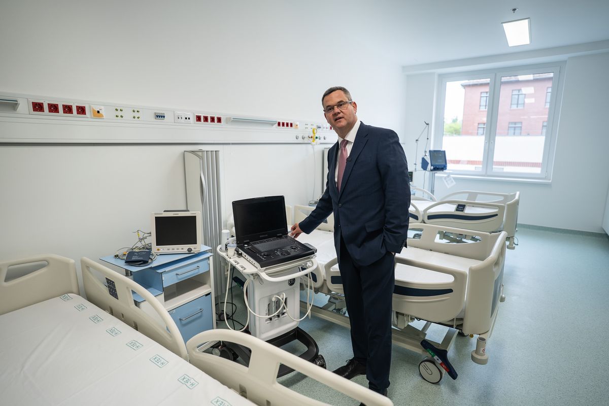 Takács Péter egészségügyi államtitkár az új kórház egyik fekvőbetegellátó-szobájában. Fotó: Facebook