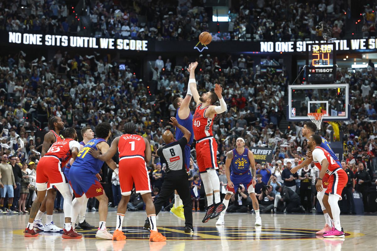 A Denver Nuggets és a Los Angeles Clippers játékosai a mindent eldöntő hetedik mérkőzés feldobásánál.