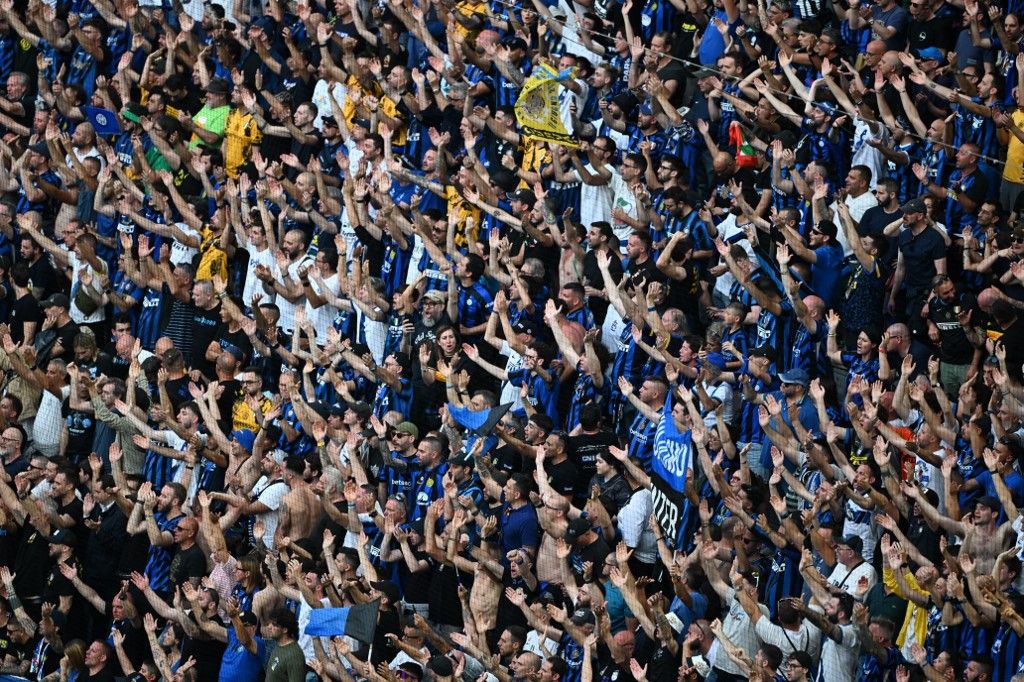 Bajnokok Ligája, BL, döntő, 2025, PSG, Inter, München, MUNICH, GERMANY - MAY 31: Inter Milan supporters cheer from the stands ahead of the UEFA Champions League final match between Paris Saint-Germain (PSG) and Inter at Munich Football Arena in Munich, Ge