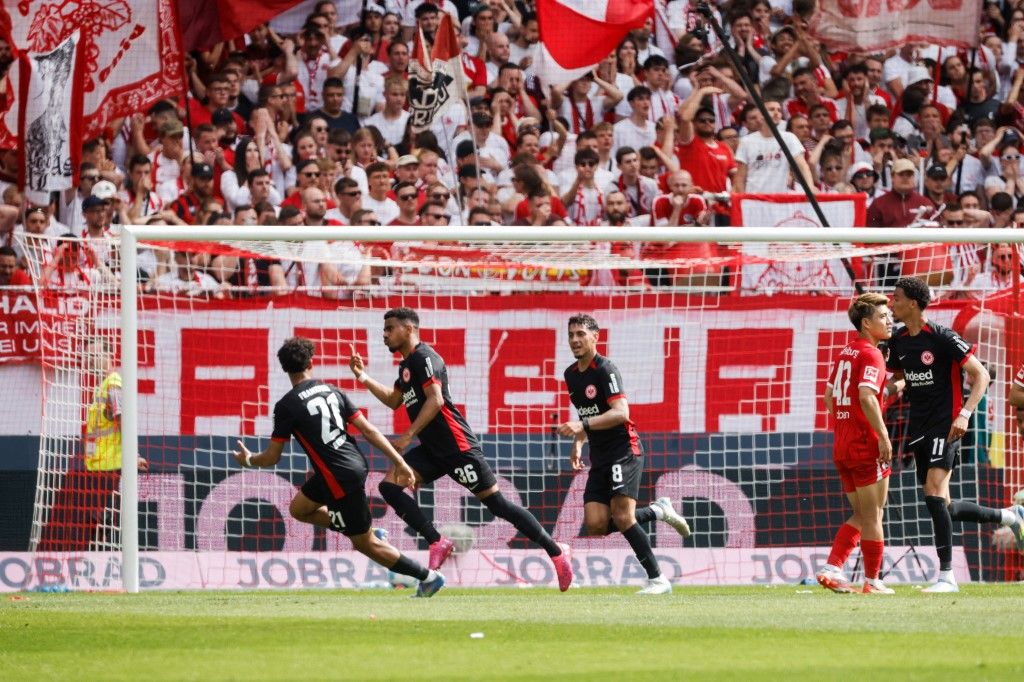 Freiburg, Frankfurt, Bundesliga, német foci 17 May 2025, Baden-Württemberg, Freiburg im Breisgau: Soccer: Bundesliga, SC Freiburg - Eintracht Frankfurt, Matchday 34, Europa-Park Stadium. Frankfurt's Ansgar Knauff (2nd from left) celebrates after his goal to make it 1:1. Photo: Philipp von Ditfurth/dpa - IMPORTANT NOTE: In accordance with the regulations of the DFL German Football League and the DFB German Football Association, it is prohibited to utilize or have utilized photographs taken in the stadium and/or of the match in the form of sequential images and/or video-like photo series. (Photo by Philipp von Ditfurth / DPA / dpa Picture-Alliance via AFP)