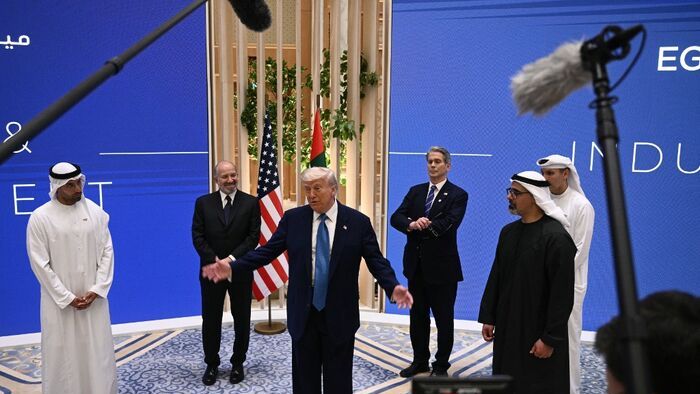 Donald Trump amerikai elnök  beszél, Howard Lutnick amerikai kereskedelmi miniszter és Khaled bin Mohamed bin Zayed Al Nahyan sejk trónörökös hallgatja