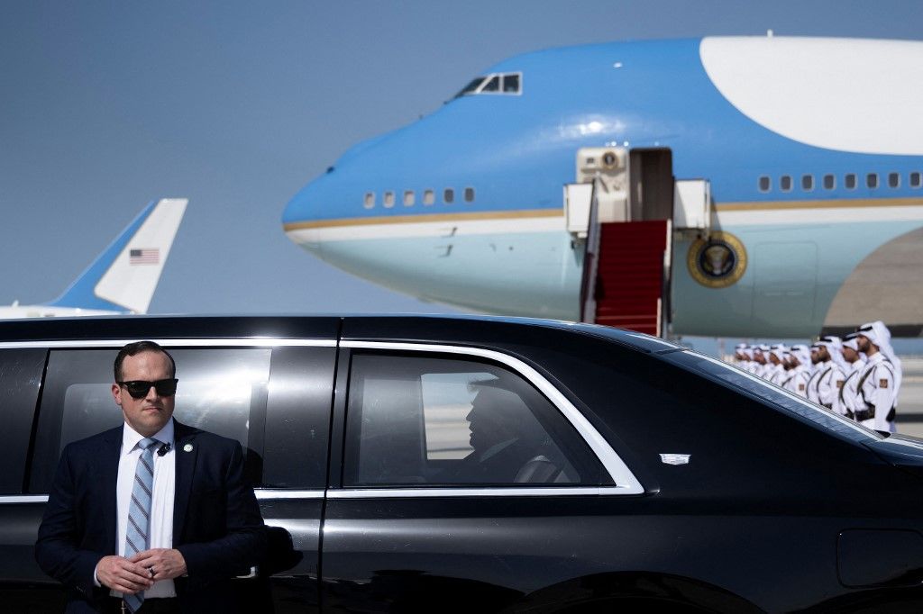Donald Trump amerikai elnök megérkezik Szaúd-Arábiából a katari fővárosba, Dohába 2025. május 14-én. 