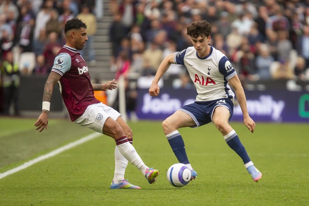 Archie Gray (fehér-kékben) napjainkban az Európa-liga-döntős Tottenham futballistája
