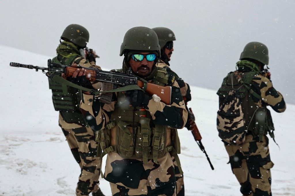 Indian soldiers of the Border Security Forces patrol a forward post near the Line of Control in North Kashmir, Jammu and Kashmir, India, on May 4, 2025. In the aftermath of the Pahalgam terror attack, tensions escalate along the Line of Control, creating a war-like atmosphere between India and Pakistan. (Photo by Nasir Kachroo/NurPhoto) (Photo by Nasir Kachroo / NurPhoto / NurPhoto via AFP)