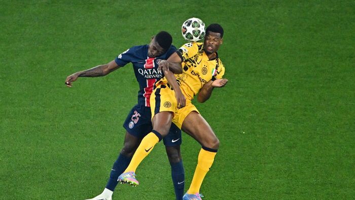 Bajnokok Ligája, BL, döntő, 2025, PSG, Inter, München, 31 May 2025, Bavaria, Munich: Soccer: Champions League, Paris Saint-Germain - Inter Milan, knockout round, final, Munich Football Arena, Nuno Mendes of PSG and Milan's Denzel Dumfries (r) fight for th