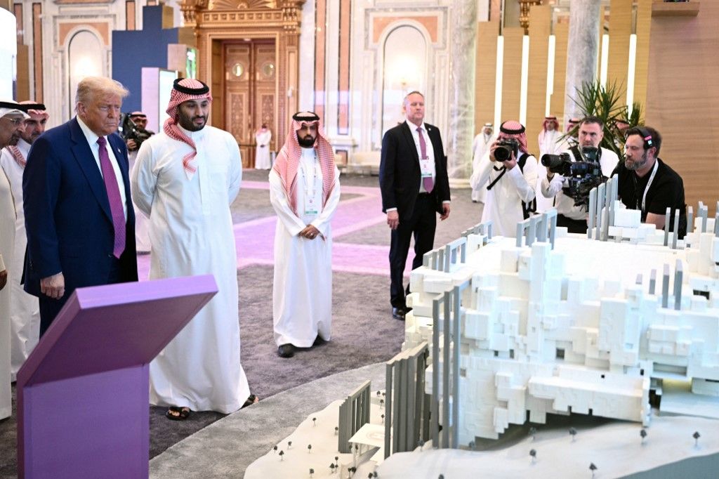 Donald Trump amerikai elnök és Mohammed bin Szalman szaúdi koronaherceg a szaúdi-amerikai befektetési fórumon nézik a kiállított tárgyakat az Abdul Aziz király nemzetközi konferenciaközpontban Rijádban 