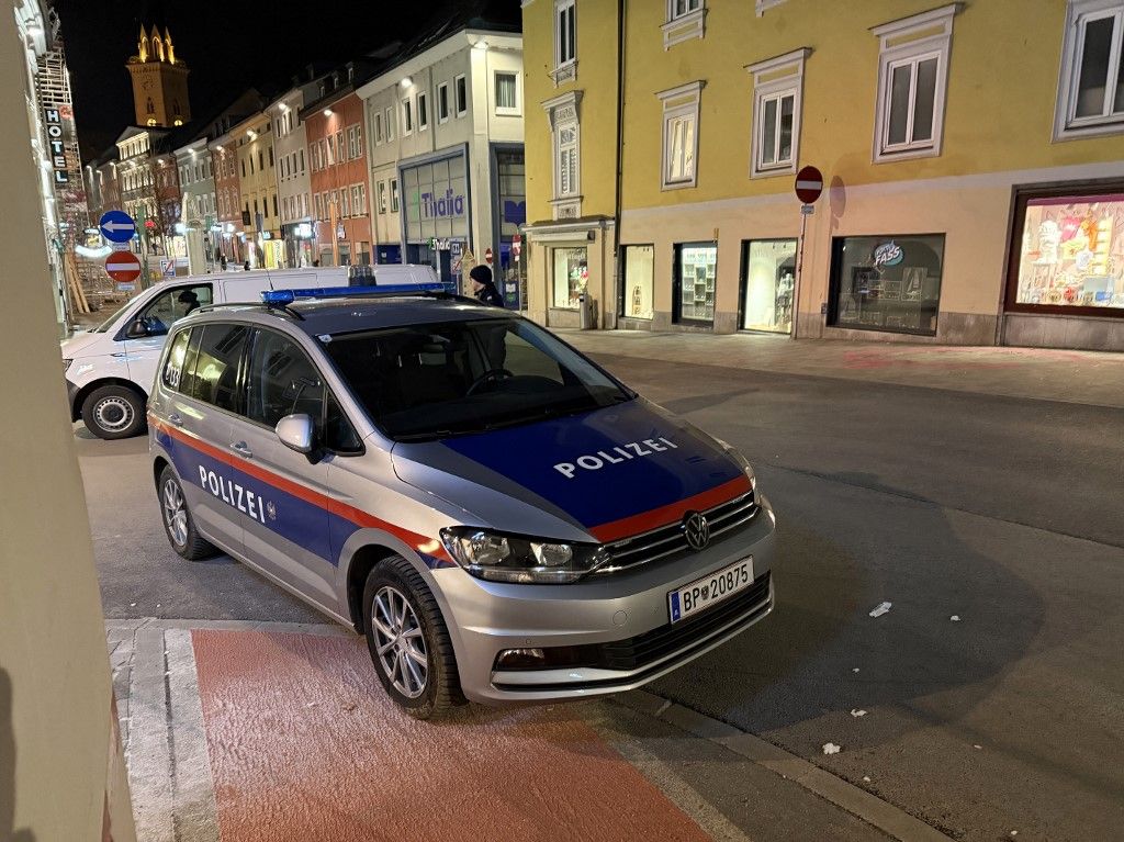 A rendőrség a 2025. február 15-én Ausztria déli részén, Villach belvárosának főterén történt késes támadás után