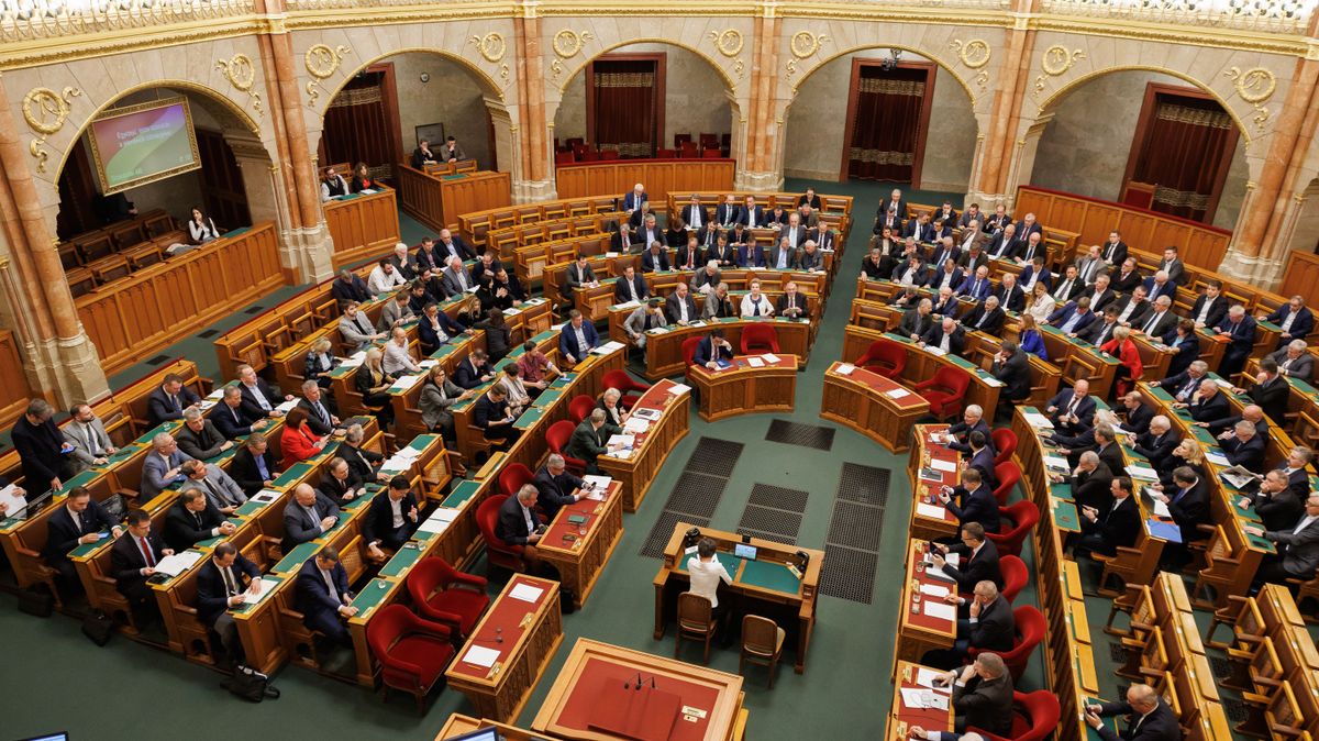 20241126 Budapest Országgyűlés plenáris ülésFotó: Hatlaczki Balázs HBPesti Srácok PSA képen: parlamenti patkó