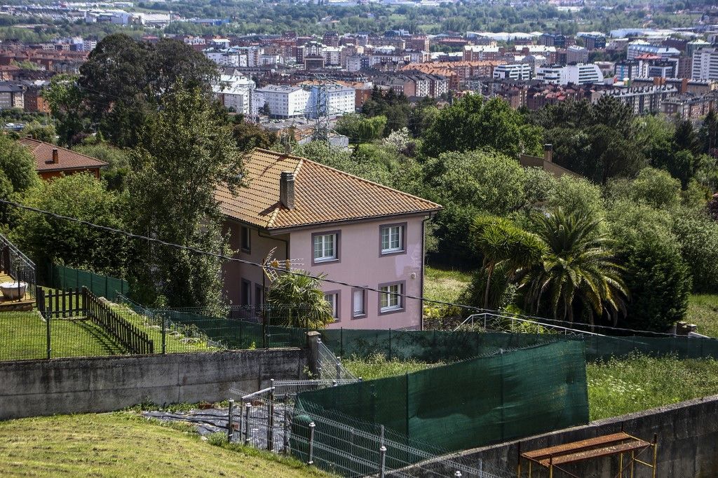 Ezen a képen az a ház látható, ahol egy házaspár több mint három éven át tartotta fogva gyermekeket az észak-spanyolországi Oviedo város egyik községében (Fotó: AFP)