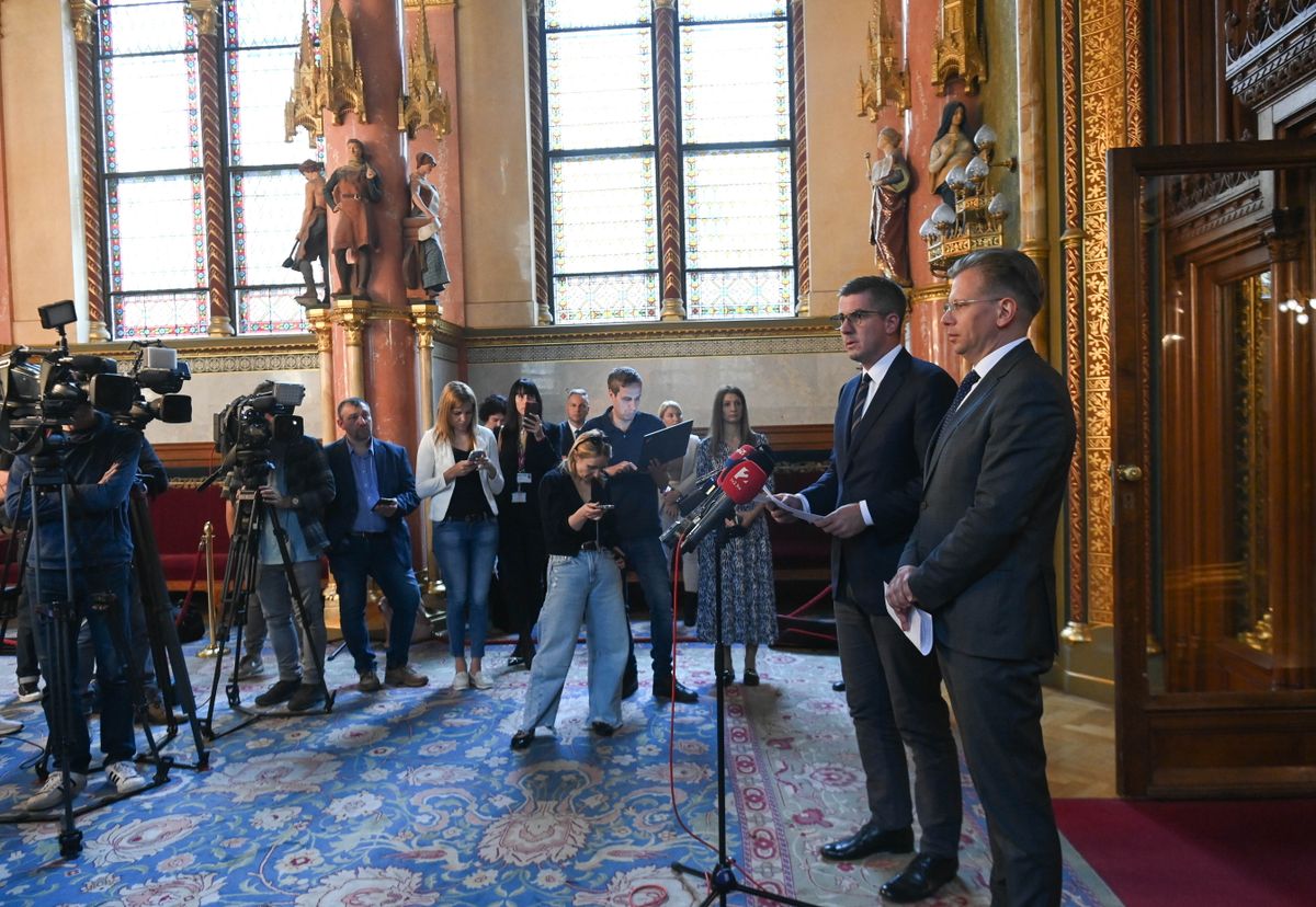 Budapest, 2025. május 14.
Kocsis Máté, a Fidesz parlamenti frakcióvezetője (b) és Barthel-Rúzsa Zsolt, a Honvédelmi Minisztérium katonai nemzetbiztonság irányításáért felelős államtitkára az Országgyűlés nemzetbiztonsági bizottságának ülése után tartott sajtótájékoztatón az Országházban 2025. május 14-én.
MTI/Bruzák Noémi