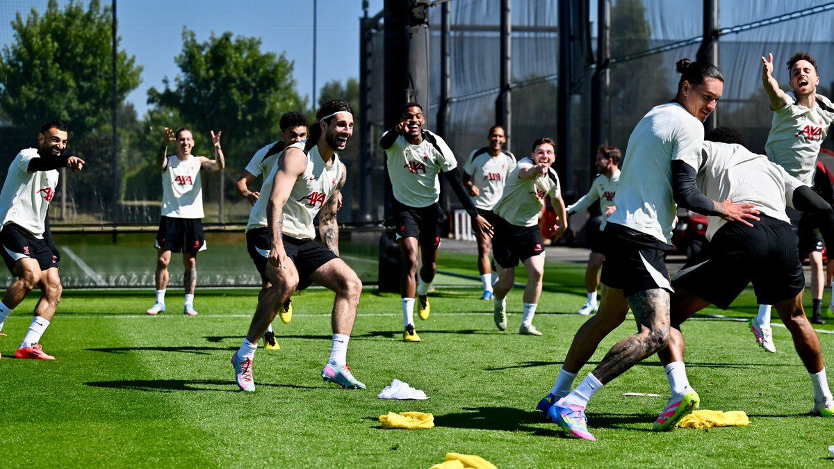 A Liverpool vidáman készült a Brighton elleni meccsre, középen Szoboszlai Dominik