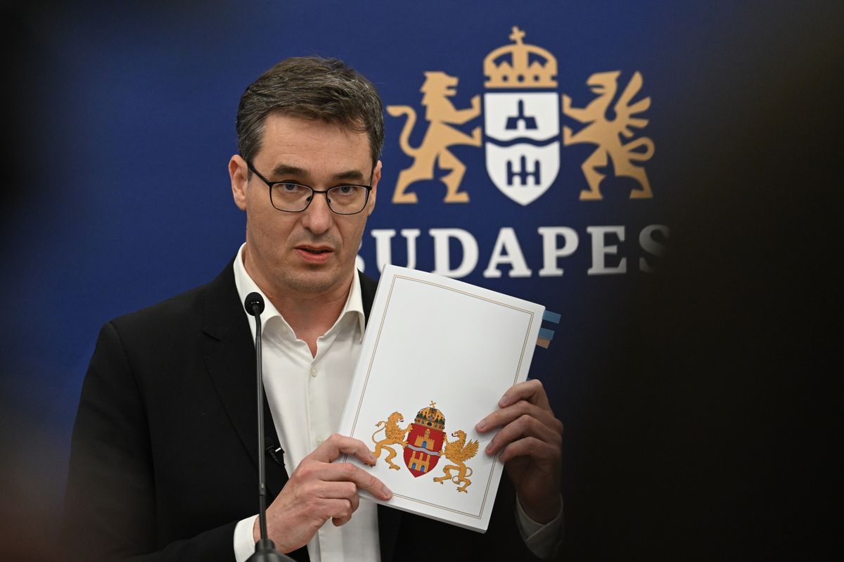 Budapest, 2025. május 29.
Karácsony Gergely főpolgármester rendkívüli sajtótájékoztatót tart a Főpolgármesteri Hivatal sajtótermében 2025. május 29-én. A főváros a likviditás megőrzése érdekében leállította a Budapesti Közművek, a Budapesti Közlekedési Központ és a Budapest Dísz- és Közvilágítási Kft. kifizetéseit - jelentette be a főpolgármester, miután a Magyar Államkincstár "törvénytelenül emelt le Budapest folyószámlájáról több mint 10 milliárd forintot".
MTI/Illyés Tibor